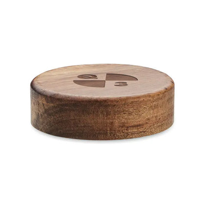 Încărcător wireless rotund maro închis din lemn de acacia 15w cu logo gravat cu cifra 3 și design circular stilizat