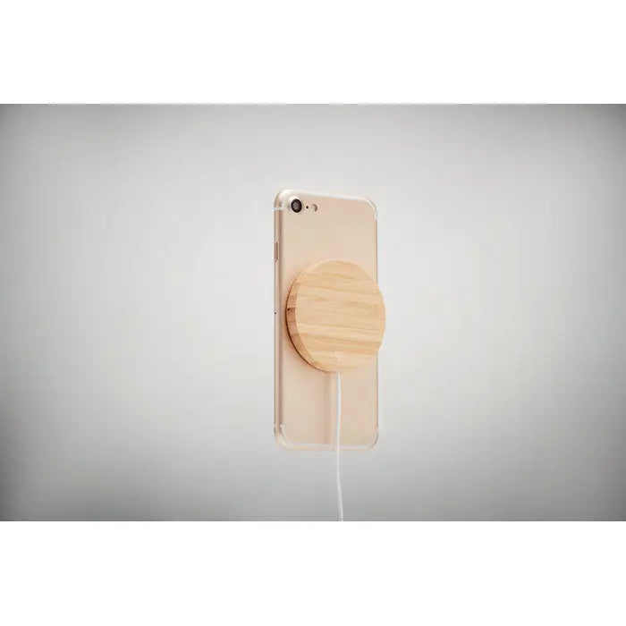 Incarcator wireless magnetic 10w din lemn deschis circular atașat pe spatele unui smartphone auriu