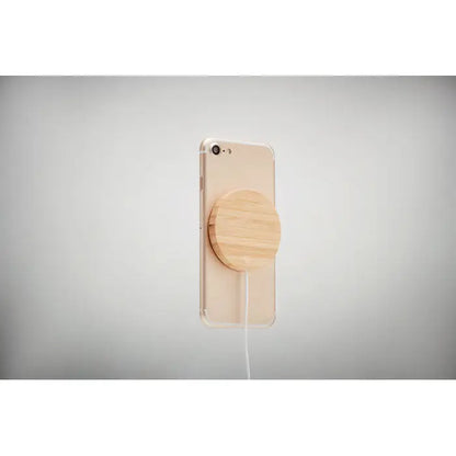 Incarcator wireless magnetic 10w din lemn deschis circular atașat pe spatele unui smartphone auriu