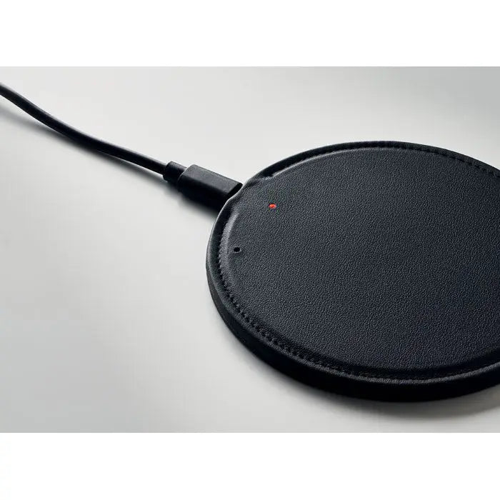 Incarcator wireless reciclabil de 15 w cu suprafata rotunda din piele neagra si cablu usb-c conectat