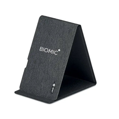 Stand tabletă din material texturat negru cu branding biomic pentru încărcător wireless rpet 15w