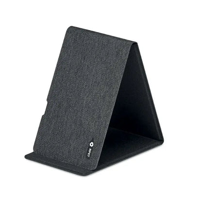 Stand pentru tabletă din țesătură neagră texturată cu model subtil țesut și logo rce pentru încărcător wireless rpet 15w