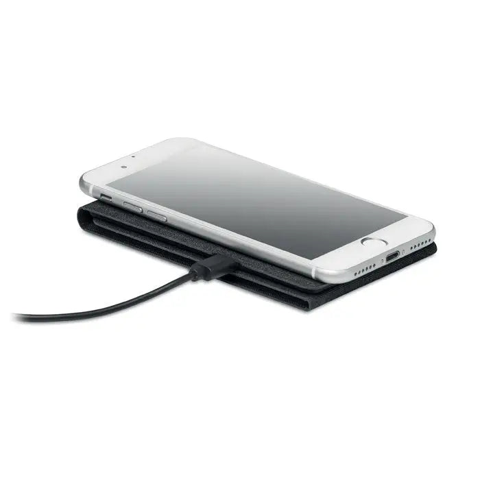 Încărcător wireless rpet 15w texturat negru cu telefon argintiu și cablu negru conectat pentru încărcare rapidă