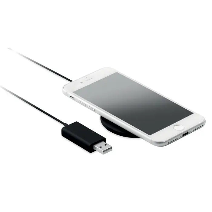 Smartphone alb așezat pe un încărcător wireless ultrasubțire 10w negru conectat prin cablu usb
