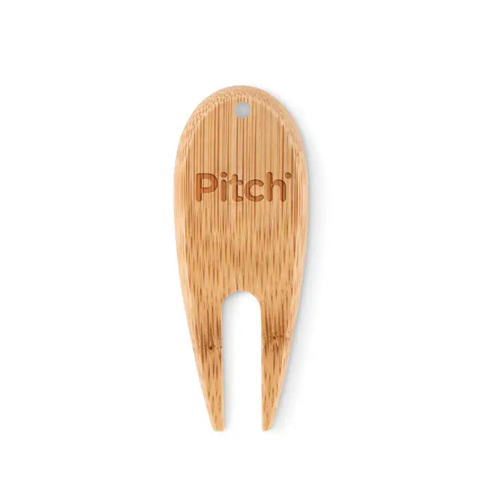 Instrument de golf din bambus culoare maro deschis cu unealta pentru divot gravata cu pitch pe suprafata