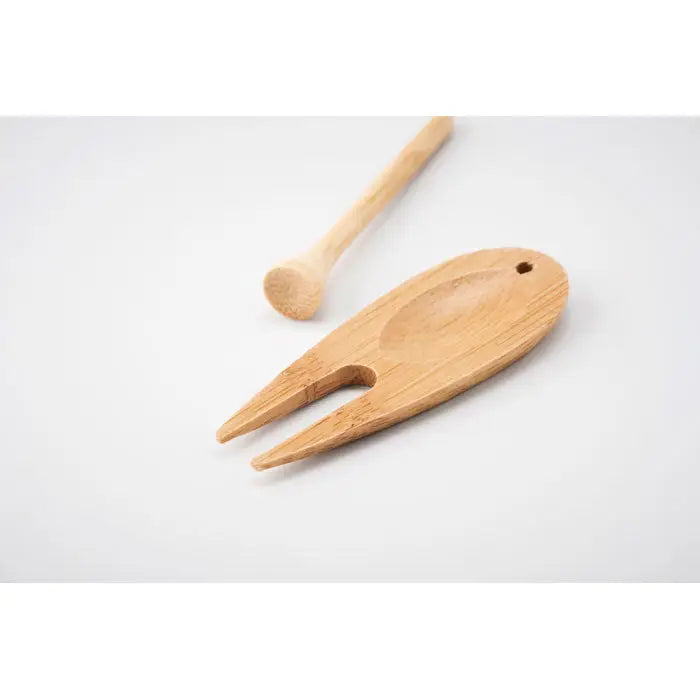 Instrument de golf din bambus cu spatula pentru branza din lemn deschis la culoare si finisaj natural neted