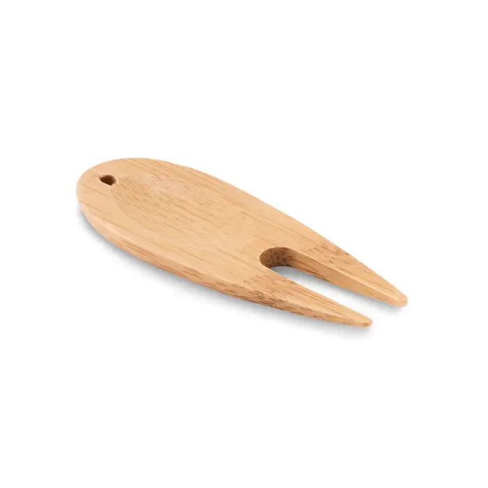 Instrument de golf din bambus maro deschis cu finisaj texturat natural si doua varfuri ascutite pentru reparat divoturi