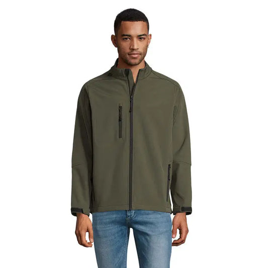 Jaca relax barbati ss 340g este o jachetă soft-shell verde măslinie cu fermoar negru și manșete tivite
