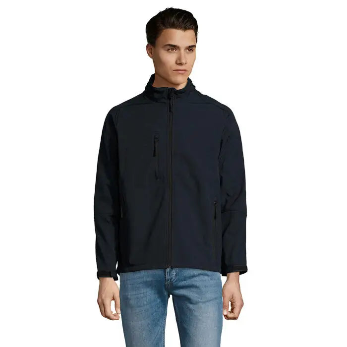 Jaca relax barbati ss 340g este o jacheta soft-shell neagra cu fermoar integral si guler inalt