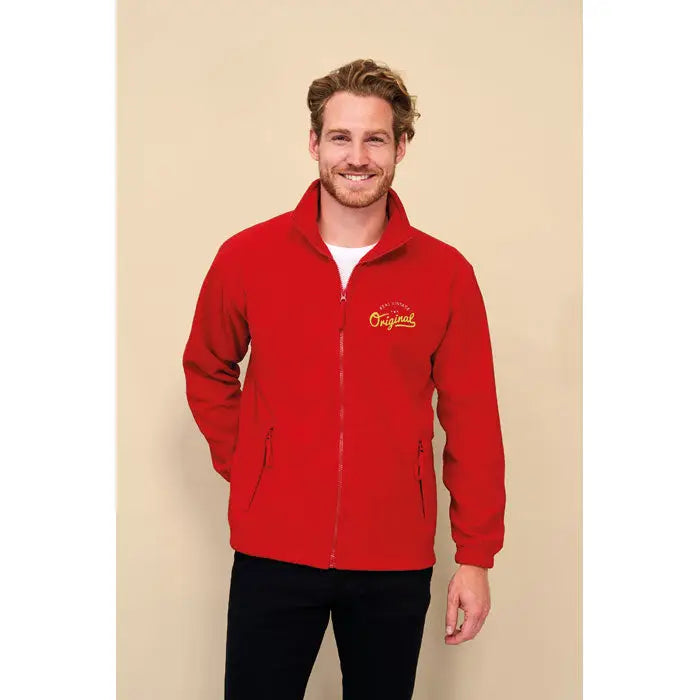 Jachetă din lână roșie cu fermoar și logo auriu brodat pe pieptul stâng NORTH