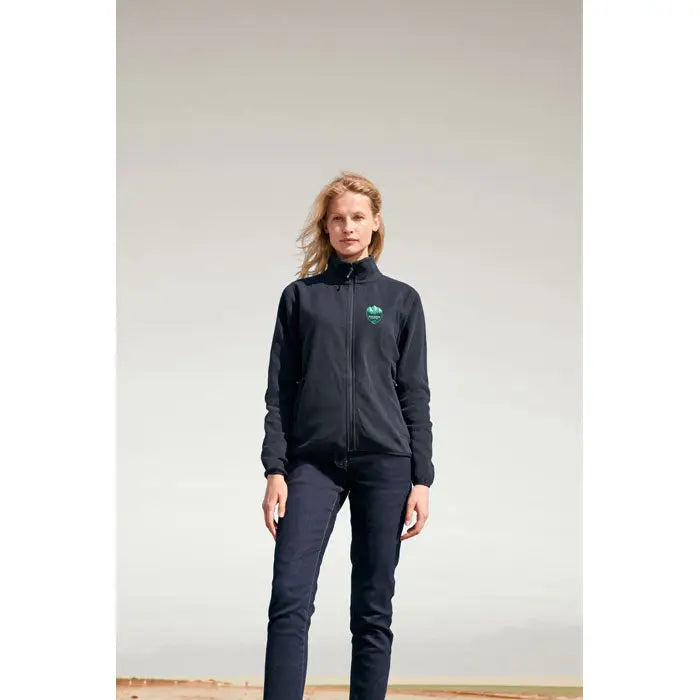 Jacheta factor pentru femei 280 neagra cu fermoar si logo mic verde pe piept din material usor sportiv