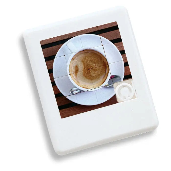 Joc de alunecare din plastic cu piesă puzzle albă pătrată imprimată cu o ceașcă de espresso pe masă de lemn