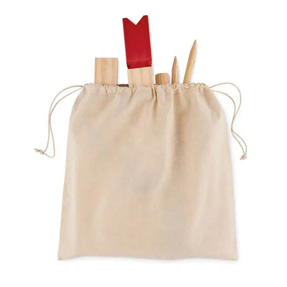 Beige canvas drawstring bag containing wooden garden tools with red plastic handle for joc de aruncare din lemn de pin