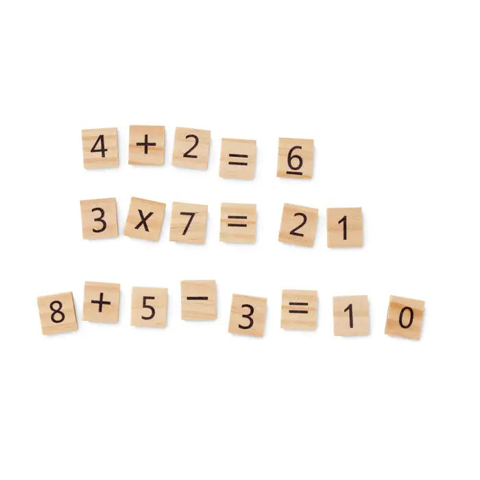 Joc educativ de numarare din lemn cu blocuri maro deschis gravate cu numere si simboluri matematice negre