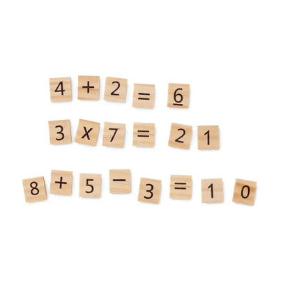 Joc educativ de numarare din lemn cu blocuri maro deschis gravate cu numere si simboluri matematice negre