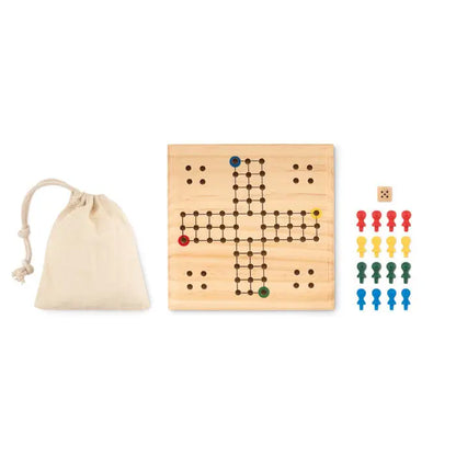 Joc ludo cu tabla de parchet de lemn deschis si patru pioni colorati rosie galben verde si albastru pe pozitii