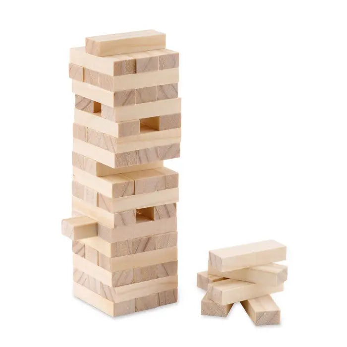 Joc turn în punga de bumbac cu turn jenga înalt din lemn deschis la culoare și câteva blocuri împrăștiate lângă