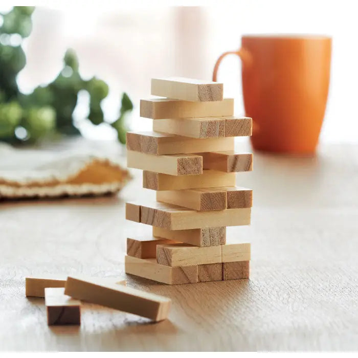 Joc turn din punga de bumbac cu blocuri jenga din lemn deschis aranjate intr-un turn instabil
