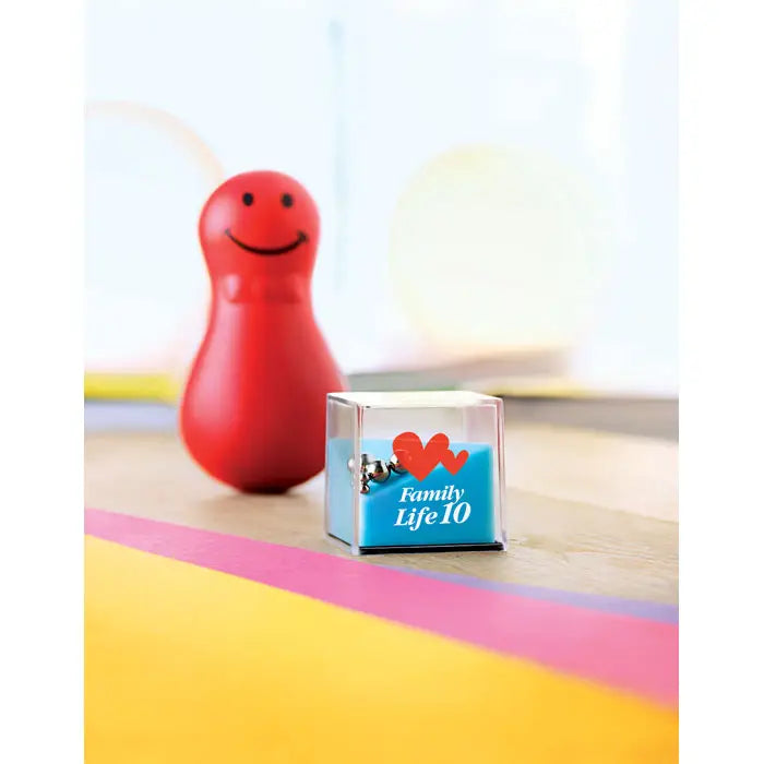 Cub acrilic transparent cu interior albastru si design inimă roșie etichetat family life 10 pentru jocuri puzzle asortate
