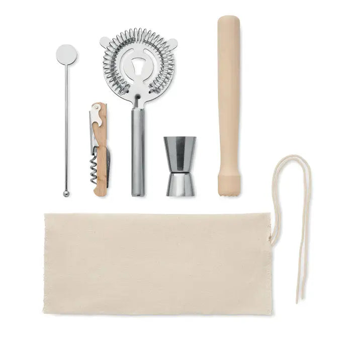 Kit de cocktail de 5 bucati cu shaker argintiu si accente din lemn in punga de transport bej din material textil