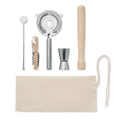 Kit de cocktail de 5 bucati cu shaker argintiu si accente din lemn in punga de transport bej din material textil