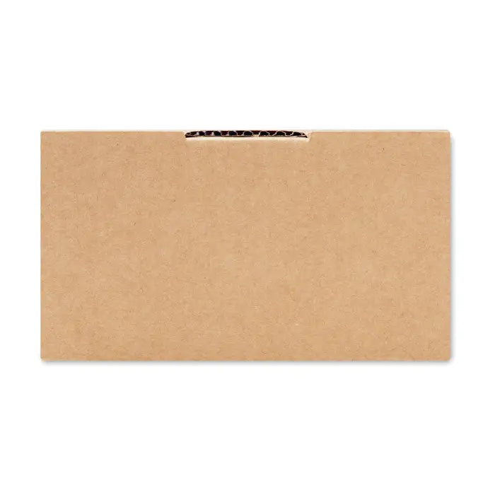 Kit de cultivare a salatei cu plic maro din hartie kraft si banda negru alb modelata pe marginea superioara