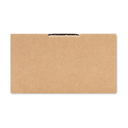 Kit de cultivare a salatei cu plic maro din hartie kraft si banda negru alb modelata pe marginea superioara