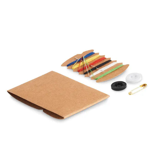 Kit de cusut compact din carton maro cu ace colorate, nasture alb, bobina neagra si ac de siguranta auriu
