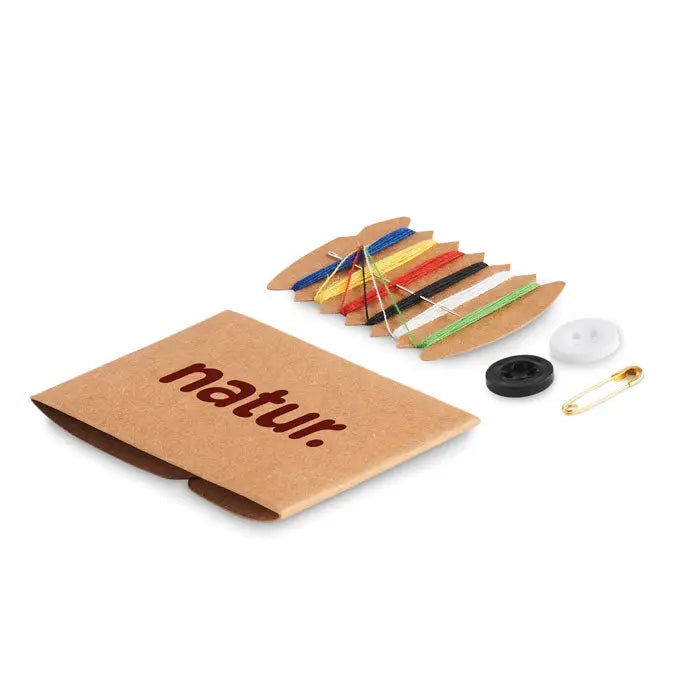 Kit de cusut compact în cutie natur din carton maro cu ață multicoloră, nasturi și accesorii pentru cusut