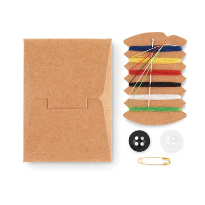 Kit de cusut compact eco-friendly cu plic de carton și fire colorate pe bobine de lemn cu nasturi și ace de siguranță