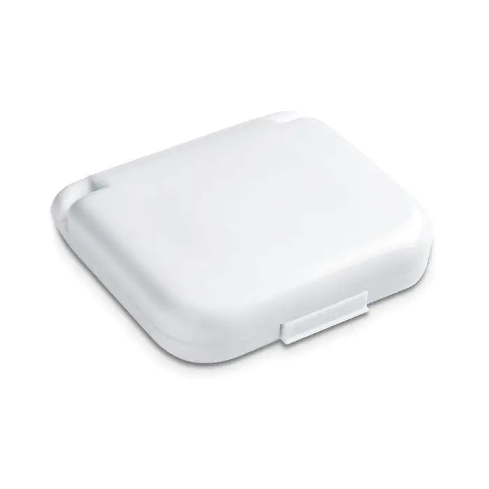 Kit de cusut compact cu organizer alb din plastic, colturi rotunjite si inchidere rabatabila mica pe lateral