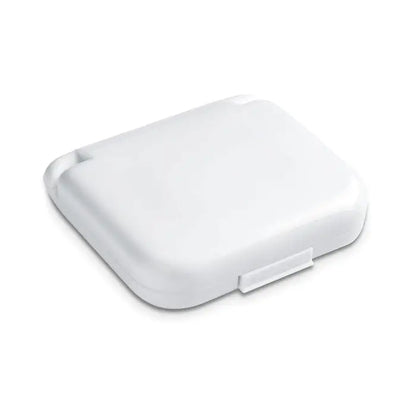 Kit de cusut compact cu organizer alb din plastic, colturi rotunjite si inchidere rabatabila mica pe lateral