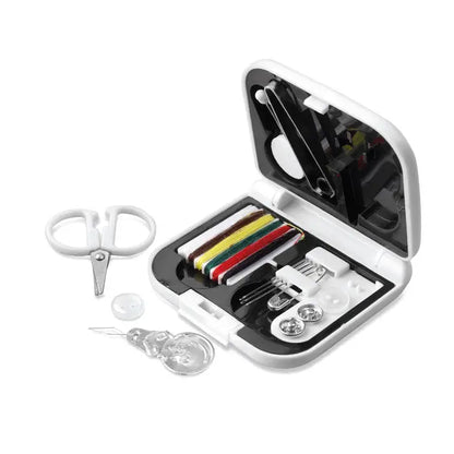 Kit de cusut compact alb și negru cu ace, nasturi, foarfece și ațe colorate organizate impecabil