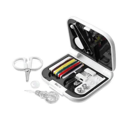 Kit de cusut compact alb și negru cu ace, nasturi, foarfece și ațe colorate organizate impecabil