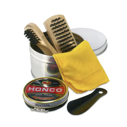 Kit de lustruit pantofi cu ceara honco neutral in cutie rotunda cu eticheta rosie si neagra, perii din lemn, laveta galbena si aplicator negru