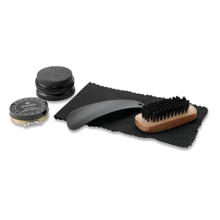 Perie de pantofi neagra cu maner de lemn si peri negri pe o laveta microfibra neagra in kit de lustruit pantofi