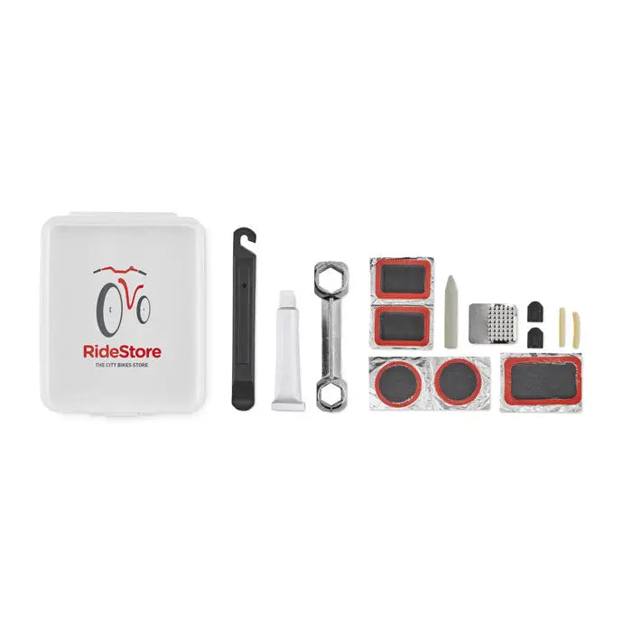 Kit de reparare biciclete cu carcasă albă din plastic, logo roșu și negru și instrumente pentru anvelope