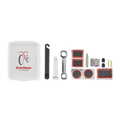 Kit de reparare biciclete cu carcasă albă din plastic, logo roșu și negru și instrumente pentru anvelope