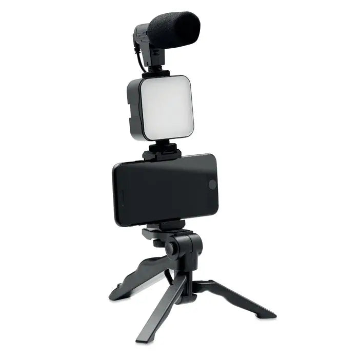 Kit video pentru smartphone cu telefon negru montat pe trepied si lumina led patrata atasata cu microfon mobil