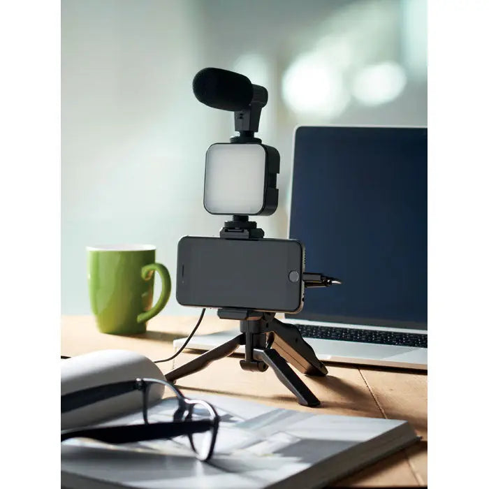 Kit video pentru smartphone cu telefon negru montat pe trepied, lumina led patrata si microfon atasat deasupra