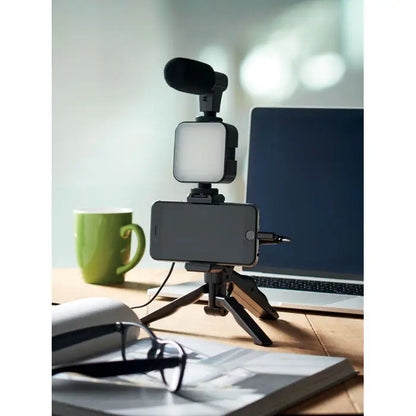 Kit video pentru smartphone cu telefon negru montat pe trepied, lumina led patrata si microfon atasat deasupra