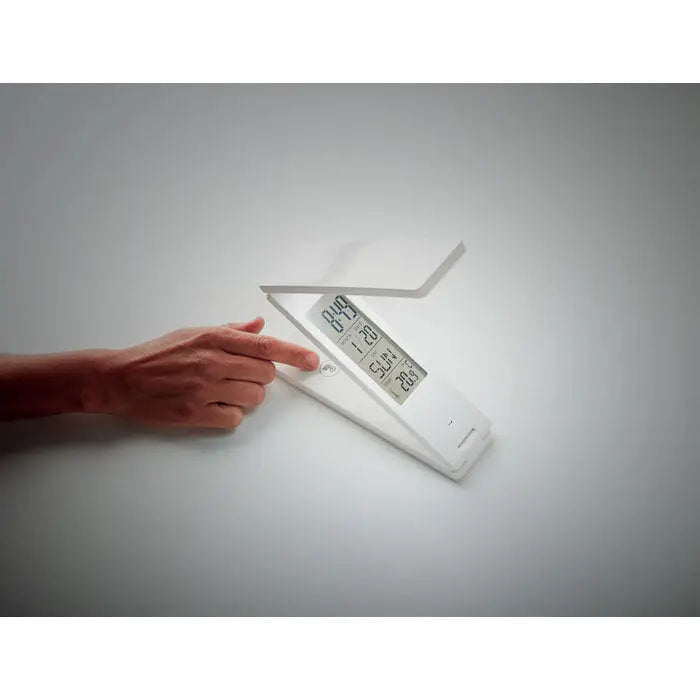 Lampa de birou albă cu ceas digital minimalist care afișează ora, data, temperatura și umiditatea