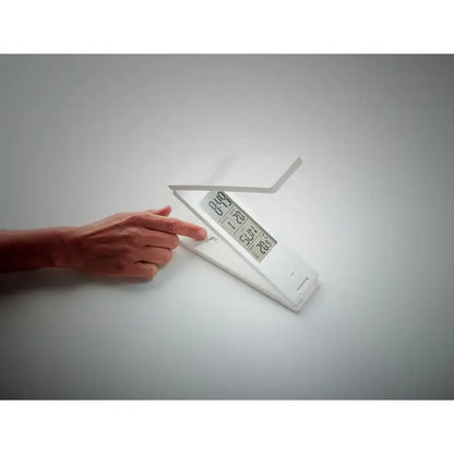 Lampa de birou albă cu ceas digital minimalist care afișează ora, data, temperatura și umiditatea