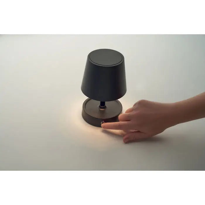 Lampă de masă neagră cilindrică cu finisaj mat și design minimalist, încărcabilă prin usb