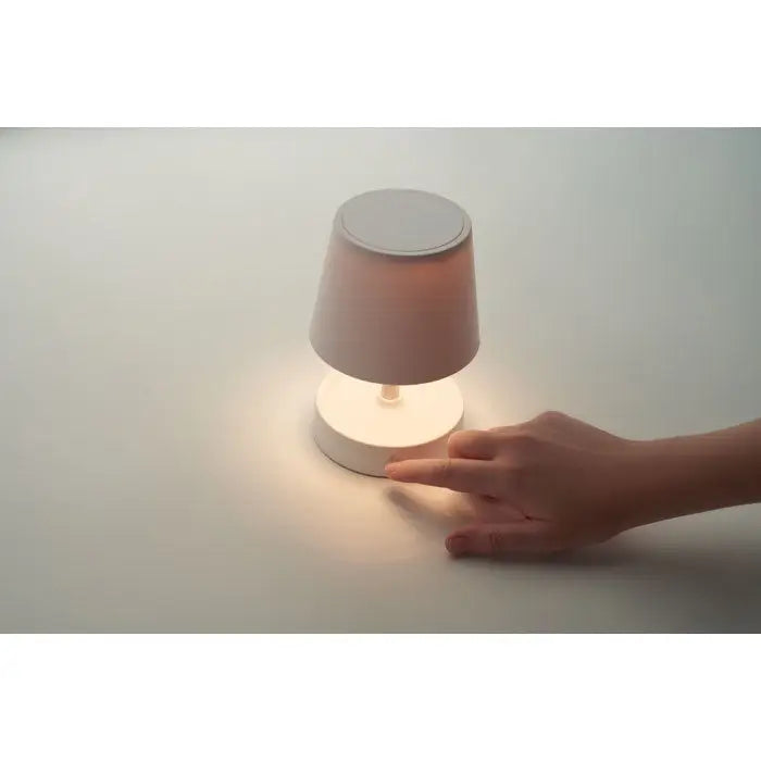 Lampa de masa reincarcabila prin usb cu abajur textil alb si baza circulara emite lumina calda