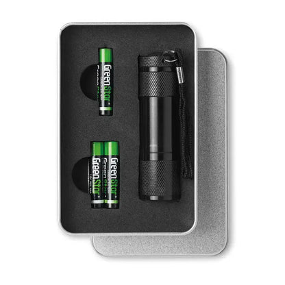 Lanterna cu led neagra texturata cu curea de mana in cutie de tabla argintie alaturi de trei baterii verzi star