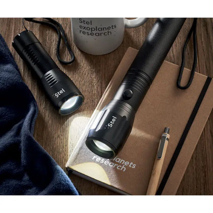 Lanterna led mare din aluminiu neagra cu grip texturat si comutator lateral pentru iluminare puternica