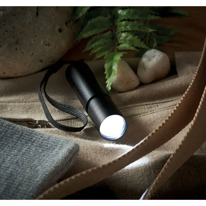 Lanterna reincarcabila din aluminiu neagra cu prindere texturata si bratara care emite lumina alba puternica