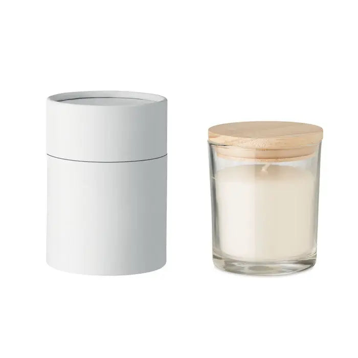 Lumanare cu parfum de vanilie cremoasa alba in borcan de sticla transparent cu capac de lemn natural si ambalaj minimalist alb cilindric