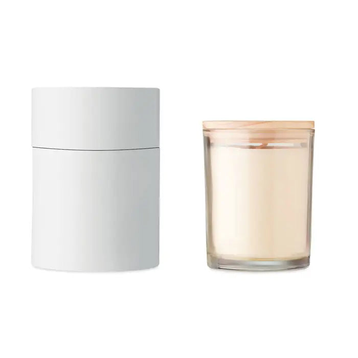 Lumanare cu parfum de vanilie in recipient cilindric alb minimalist langa lumanare parfumata crem cu capac de lemn deschis